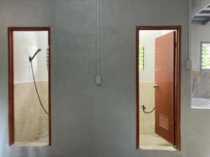 een badkamer met een inloopdouche en een spiegel bij Puzon-M Bed Space Kidapawan in Kidapawan