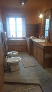 a bathroom with a toilet and a sink at Casa con vista in Matraia