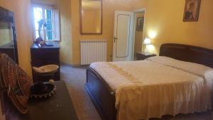 a bedroom with a bed and a table and a window at Casa con vista in Matraia +5 photos