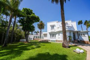 Κήπος έξω από το Palais Elya