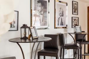 a table with chairs and pictures on the wall at Checkin Travé in Figueres