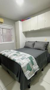 una camera da letto con un letto in una stanza di Apartamento Residencial Ana Capri a Capão da Canoa
