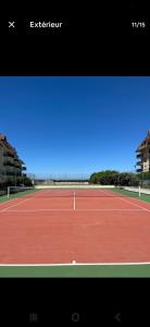 an image of a tennis court with at T2 belle vue mer proche Thalasso - Piscine et tennis in Cabourg