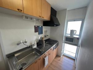 Η κουζίνα ή μικρή κουζίνα στο 伊勢ヒルトップ アパートメント +9 φωτογραφίες