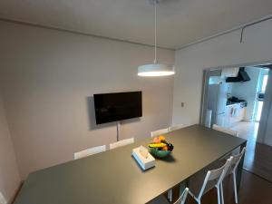 Μια τηλεόραση ή/και κέντρο ψυχαγωγίας στο 伊勢ヒルトップ アパートメント