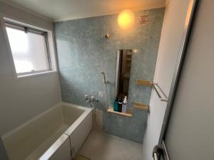 Ένα μπάνιο στο 伊勢ヒルトップ アパートメント