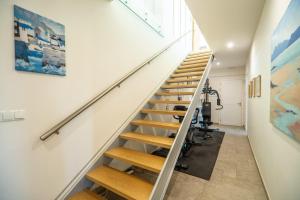 una tromba delle scale in una casa con un tapis roulantuliculiculiculiculiculiculic di Villa Lucy by PosarelliVillas a Plataniás
