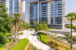 een afbeelding van een gebouw met palmbomen en een stoep bij Island Paradise - Stylish 1BR on Bluewaters Island in Dubai