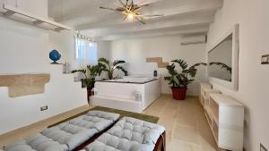 Un pat sau paturi într-o cameră la Nuvò-Lux e Spa