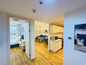 una stanza con cucina e soggiorno di ZAPBED HOUSE -Rak F 201 a Ras al Khaimah