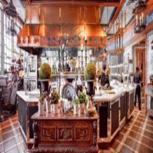 una gran cocina con barra en un restaurante en Stay Maison, en Rawalpindi