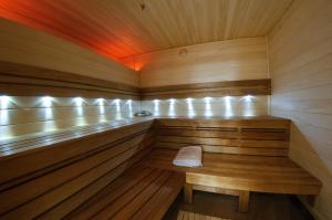 un sauna avec un banc au milieu dans l'établissement Taurus Hotel & SPA, à Lviv