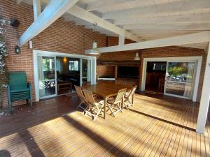 a dining room with a wooden table and chairs at Casa grande Carilo in Carilo