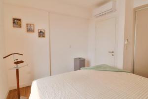 a white bedroom with a bed and a window at Un espacio de lujo para que te sientas en casa in Asuncion +14 photos