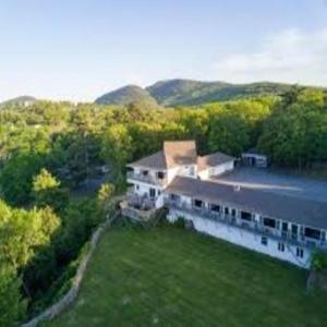 Una vista aérea de una casa grande con patio. en Stay Maison, en Rawalpindi