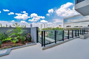 a balcony with a view of the city at A pasos del Shopping del Sol in Asuncion
