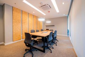 an office meeting room with a table and chairs at A pasos del Shopping del Sol in Asuncion +14 photos