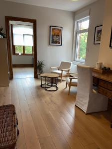 un salon avec une table et des chaises dans l'établissement 52, à Bailleul