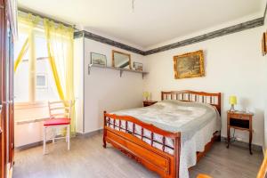 a bedroom with a bed and a window at La Maison Du Bonheur in Fresnay-en-Retz