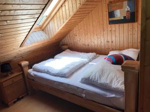 FrielendorfにあるBlockhaus Marieの屋根裏部屋の木造のベッド1台分です。