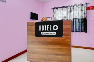 ein Schild für ein Hotel in einem Zimmer in der Unterkunft Super Hotel O Dr. Babasaheb Ambedkar International Airport Formerly Infinity Inn in Dhantoli + 24 Fotos