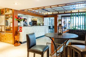 a bar with a table and chairs in a restaurant at Checkin Travé in Figueres