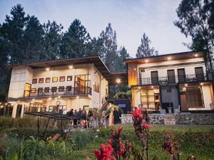 布罗莫Bromo Dormitory的一群人站在房子前面