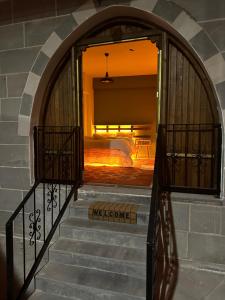 Una escalera con un arco y una cama en una habitación en Star otel, en Diyarbakir 8 fotos más