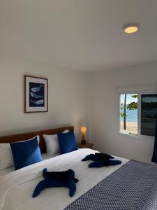 sypialnia z łóżkiem z niebieskimi ręcznikami w obiekcie SeaSmile Beach Resort Koh Jum Formerly Sunsmile w mieście Koh Jum