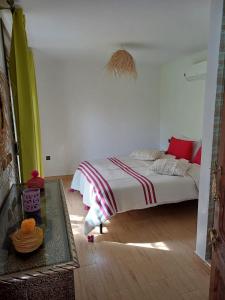Un pat sau paturi într-o cameră la Maison D'hôte - Villa Privée et Paisible avec Déj' Marocain Offert