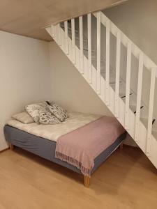 Cama en habitación con escalera en Rivitalo kylpylän lähellä, en Kilvakkala
