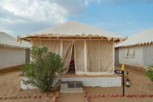 a tent in the middle of a dirt field at Tokyo Desert Camp in Sām