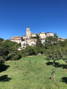 a city in the middle of a field with trees at Super maison 5 pièces avec jardin in Digne-les-Bains