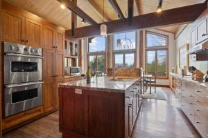 Η κουζίνα ή μικρή κουζίνα στο RMR: Wildflower House in Teton Village