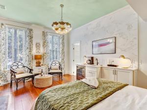 une chambre avec un lit, une table et des chaises dans l'établissement Gordon Inn Holly, à Savannah