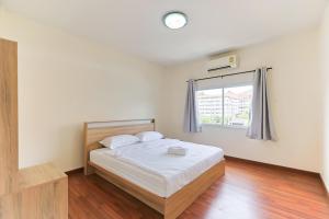 Postel nebo postele na pokoji v ubytování The Cozy house near CMU