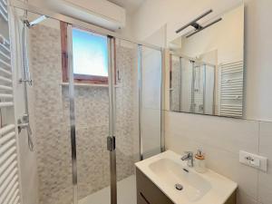 a bathroom with a sink and a shower at Vicino aeroporto Pisa - Wi-Fi e parcheggio gratuito in Pisa