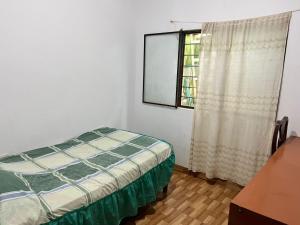 a bedroom with a bed and a window at Casa RRR in Caleta Cruz