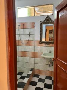 un baño con lavabo y espejo en Casa RRR, en Caleta Cruz