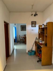 una sala de estar con un escritorio y una mesa en Casa RRR, en Caleta Cruz