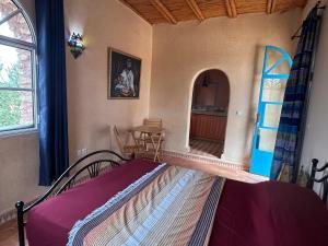un dormitorio con una cama en una habitación en chambres d'hôtes Essaouira avec piscine, en Essaouira