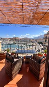 Un balcón con sillas y vista a una ciudad. en Kasa Kala Rooms & Apartments, en Palermo