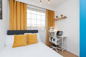 ウォーターロービルにあるOpen Mind Property - Hottub, Sleeps10 & Parkingのベッドと机と窓のある寝室 +21枚の写真