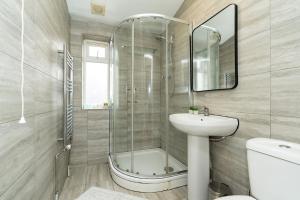 ウォーターロービルにあるOpen Mind Property - Hottub, Sleeps10 & Parkingのシャワー、洗面台、トイレ付きのバスルーム