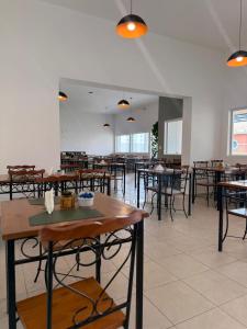a dining room filled with tables and chairs at Gran Carlo Hotel in Taubaté