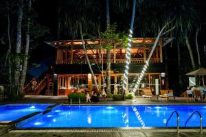 un complejo con piscina frente a un edificio en De Foret, en Isla Havelock