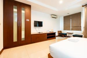 une chambre avec un lit, une télévision et un bureau dans l'établissement X Yon INN Sukhumvit Soi 4 - BTS Nana, à Bangkok 30 autres photos