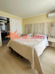 a bedroom with a large bed in a room at Liz Suites Providencia con balcón in Santiago