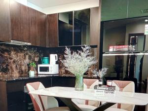 Кухня или мини-кухня в The Blisss Parkview Central
