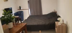 a bed in a room with a desk and a table sidx sidx sidx at Au relais des ballons in Saint-Maurice-sur-Moselle